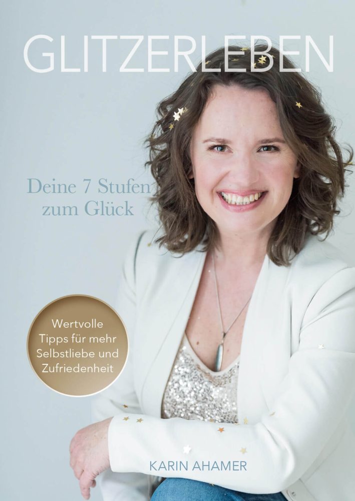 Buch über Selbstliebe und Coaching mit Fotografin Karin Ahamer die am Cover in die Kamera lächelt
