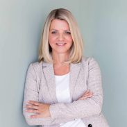 Professionelles Business Bild einer Frau im Blazer