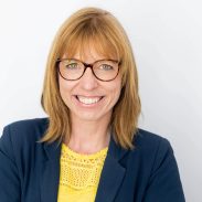 Professionelles Business Portrait einer Frau in blauem Blazer und Brille