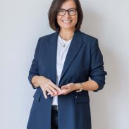Professionelles Business Portrait einer Frau in blauem Blazer