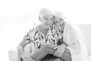 Porträt von 2 Frauen, Mutter und Tochter die sich umarmen