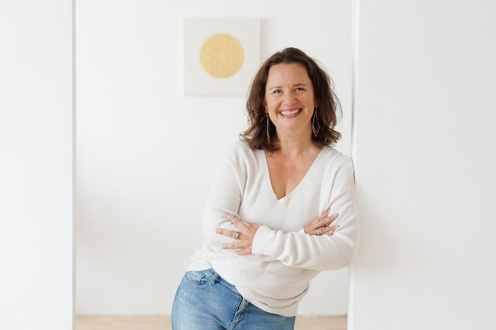 Fotografin Karin Ahamer in ihrem minimalistischen Studio, spezialisiert auf Business Portraits und Personal Branding Fotografie.