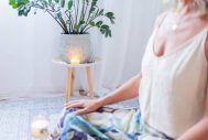 Foto einer Frau die Yoga macht bzw eine Meditation