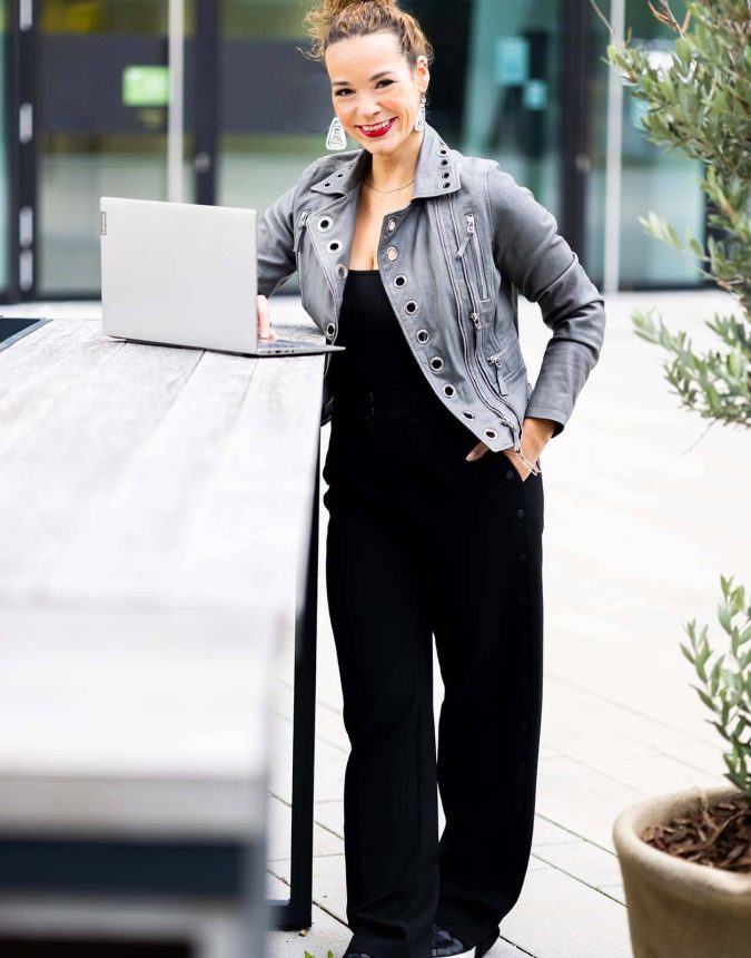 Foto einer Frau mit Laptop im modernen Outdoor-Setting in Wien