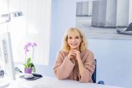 Portrait Foto einer Ärztin die am Schreibtisch sitzt