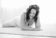 Portrait Foto einer Frau die am Boden liegt und lacht