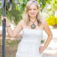 outdoor portrait einer jungen frau im weissen kleid