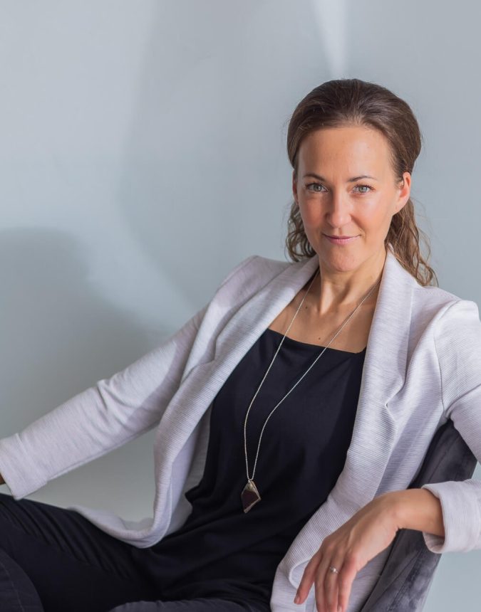 Professionelles Foto einer Frau die leger auf einem Stuhl sitzt