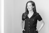Elegantes Frauenporträt in Schwarz-Weiß, das Authentizität und Stärke widerspiegel