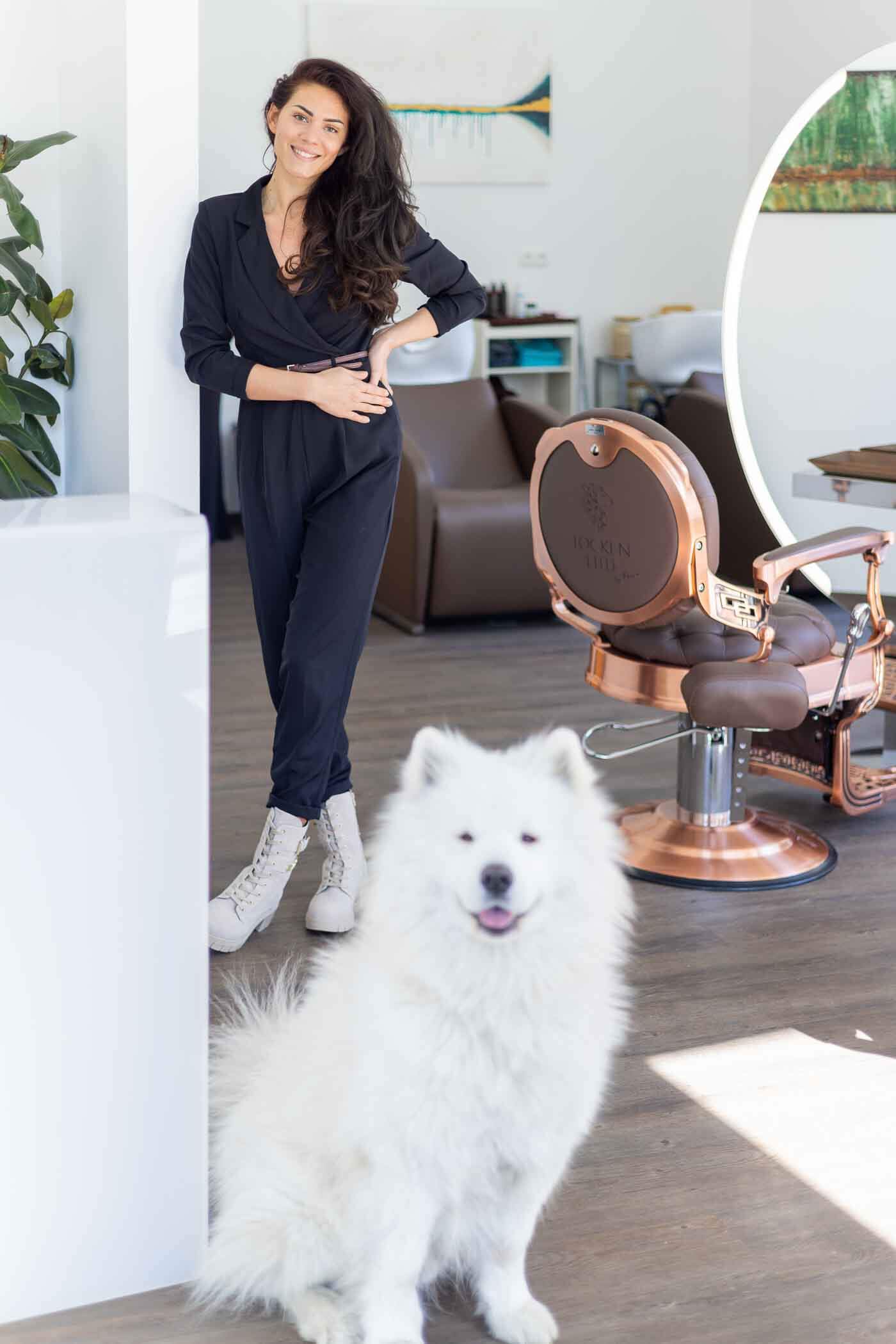 Naturfriseur Locken Elite, Inhaberin Tessa mit ihrem Hund im Salon
